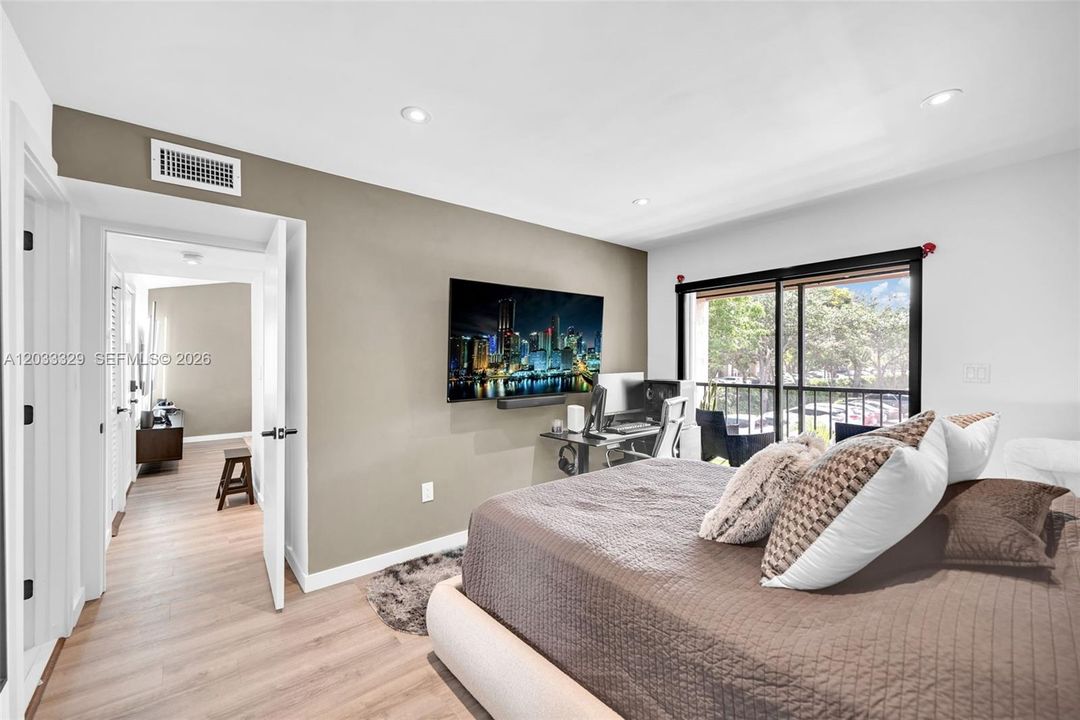 For Sale: $279,000 (1 beds, 1 baths, 651 Square Feet)