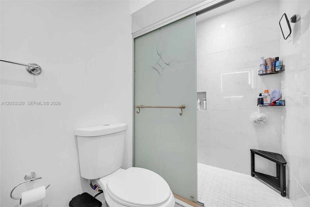 For Sale: $279,000 (1 beds, 1 baths, 651 Square Feet)