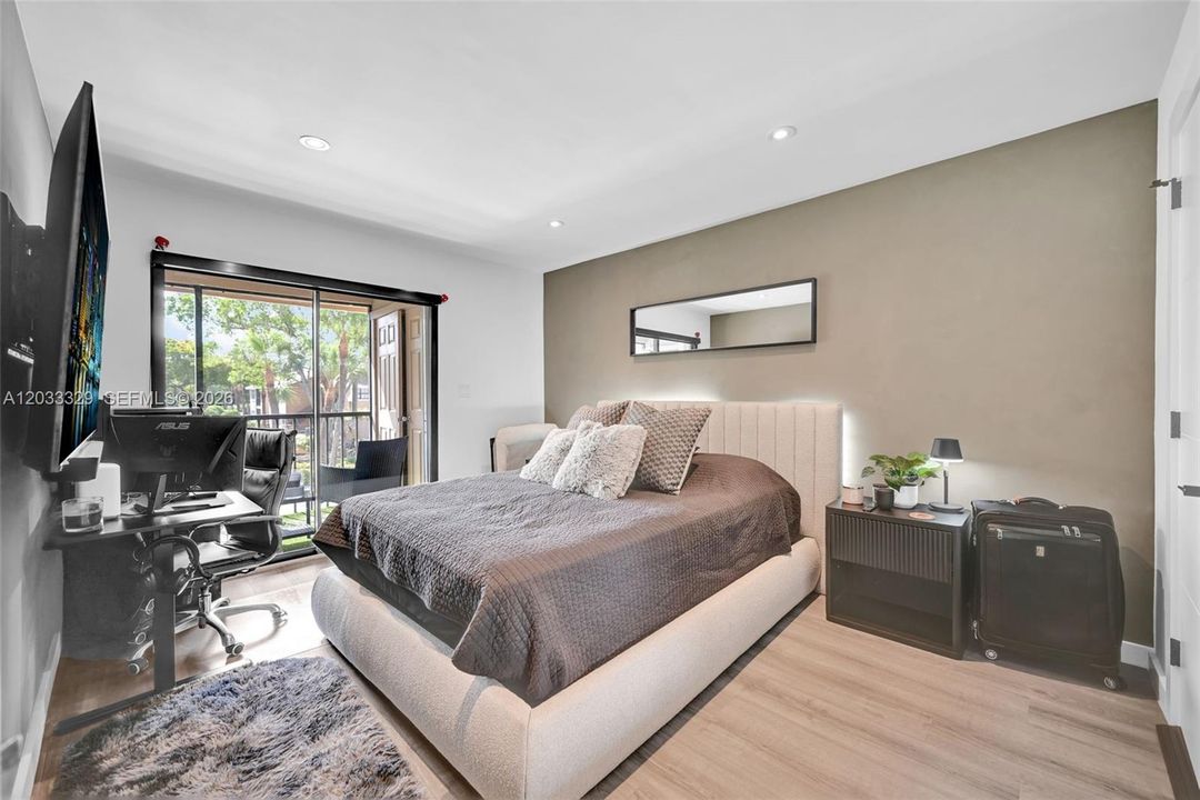 For Sale: $279,000 (1 beds, 1 baths, 651 Square Feet)