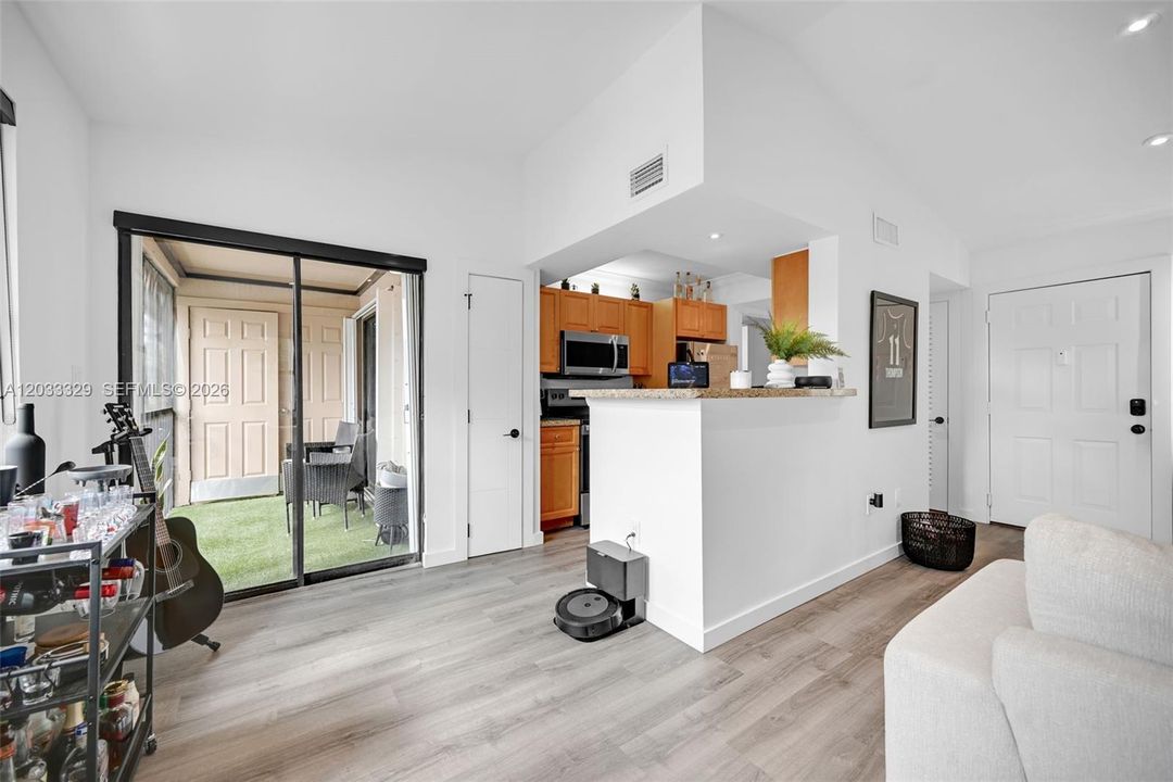 For Sale: $279,000 (1 beds, 1 baths, 651 Square Feet)
