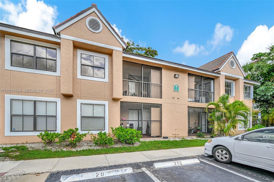 For Sale: $279,000 (1 beds, 1 baths, 651 Square Feet)