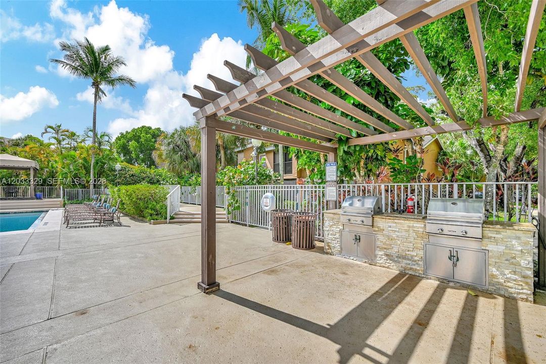 For Sale: $279,000 (1 beds, 1 baths, 651 Square Feet)