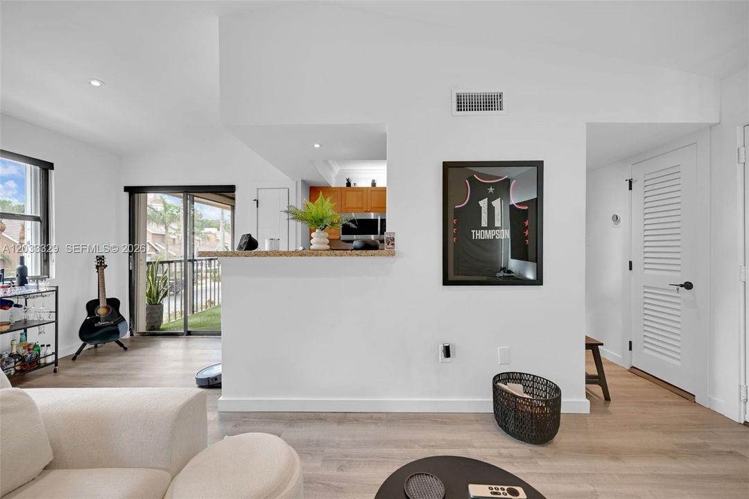 For Sale: $279,000 (1 beds, 1 baths, 651 Square Feet)