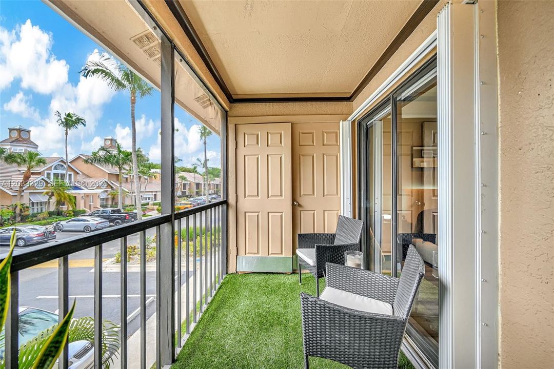 For Sale: $279,000 (1 beds, 1 baths, 651 Square Feet)