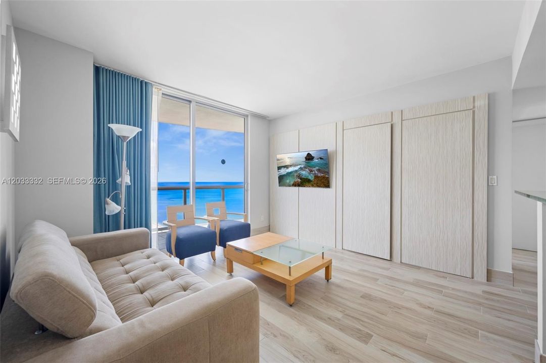 For Sale: $690,000 (1 beds, 1 baths, 688 Square Feet)