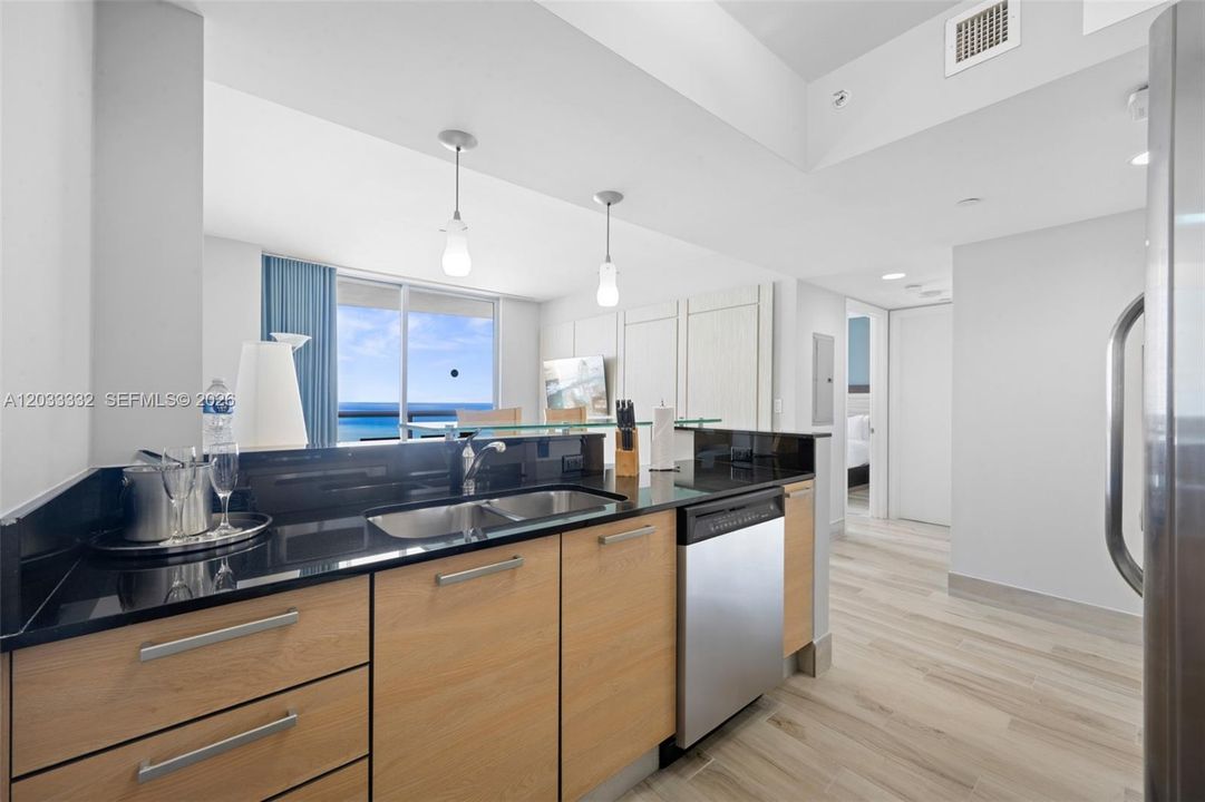 For Sale: $690,000 (1 beds, 1 baths, 688 Square Feet)