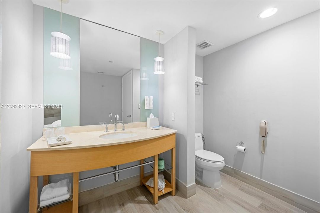 For Sale: $690,000 (1 beds, 1 baths, 688 Square Feet)