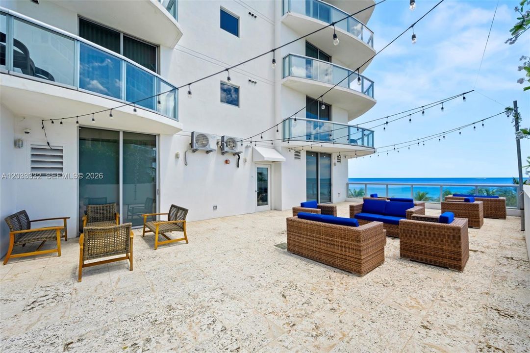 For Sale: $690,000 (1 beds, 1 baths, 688 Square Feet)