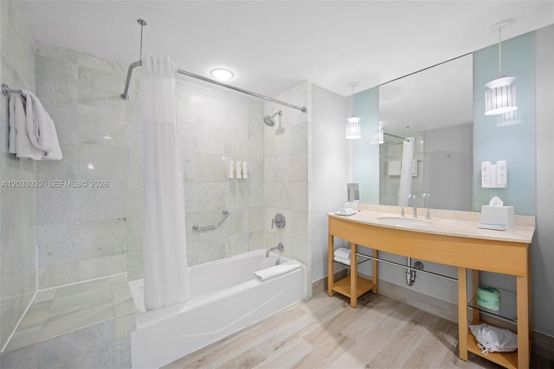 For Sale: $690,000 (1 beds, 1 baths, 688 Square Feet)