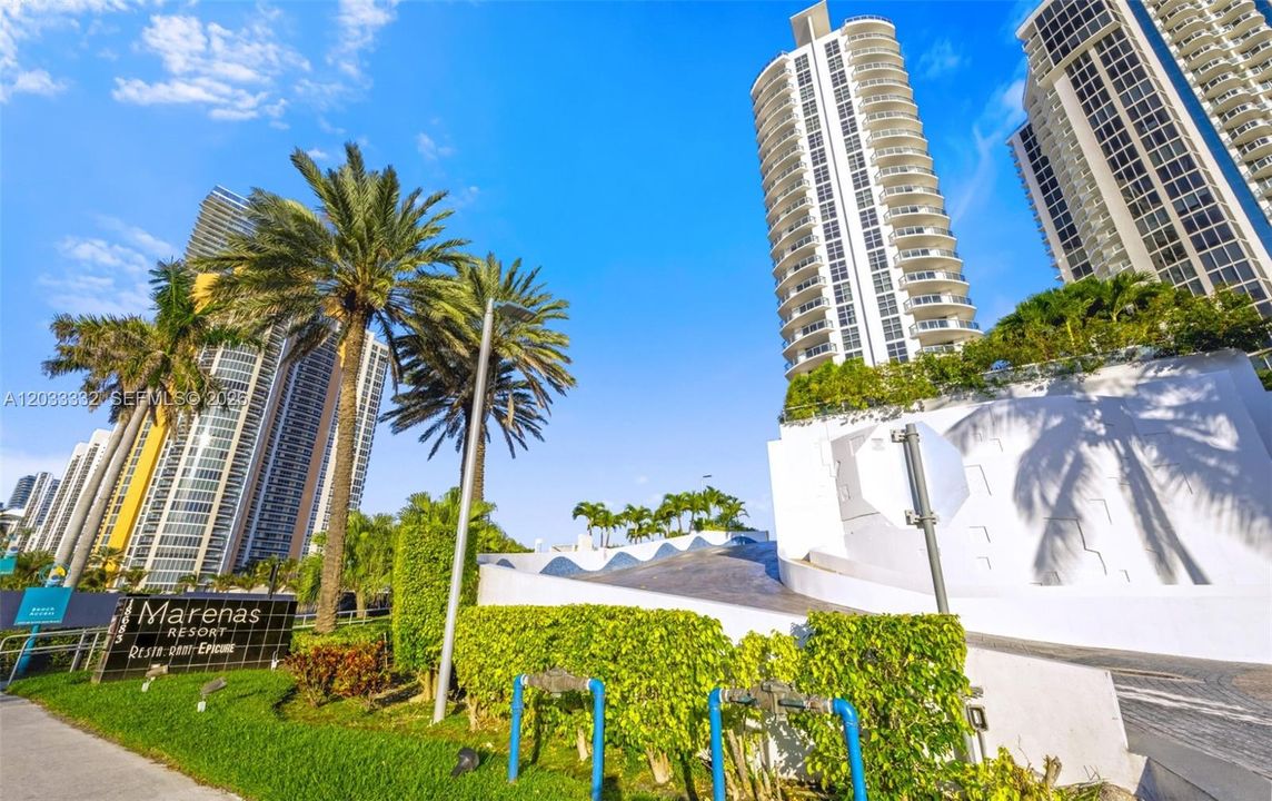 For Sale: $690,000 (1 beds, 1 baths, 688 Square Feet)