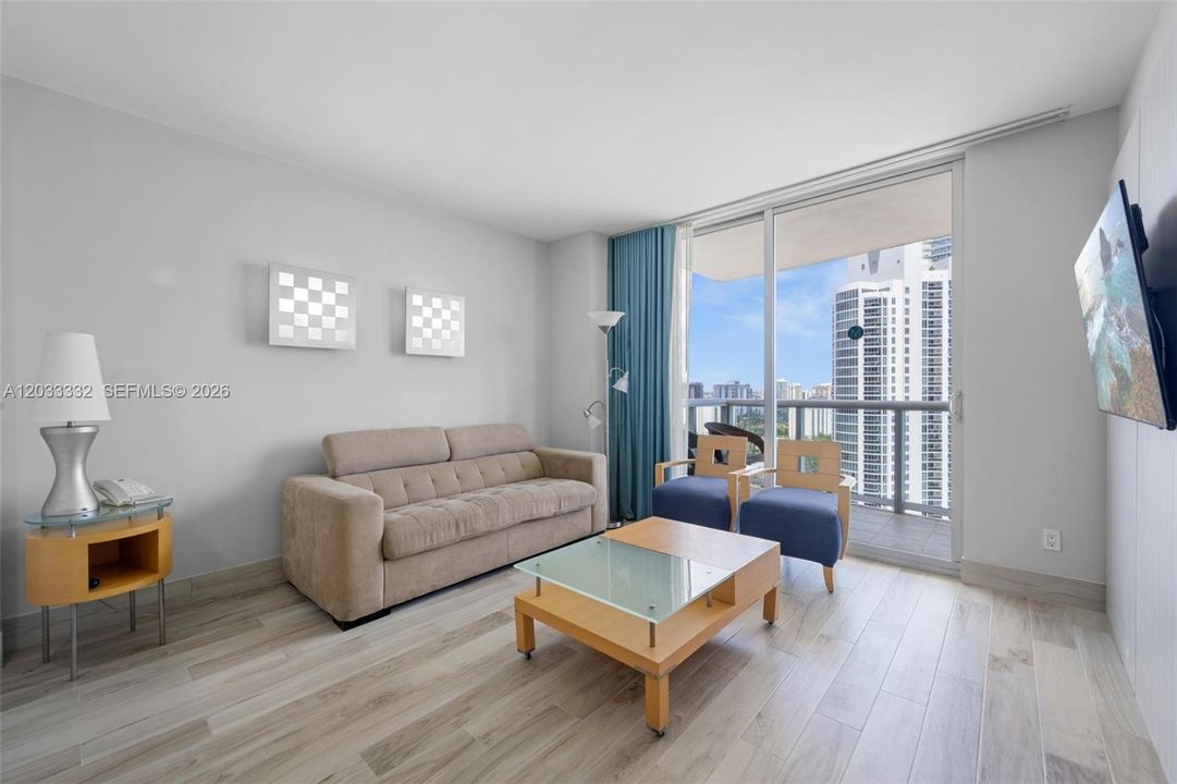 For Sale: $690,000 (1 beds, 1 baths, 688 Square Feet)