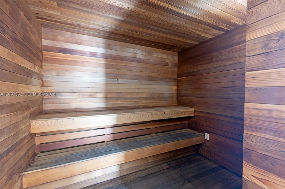 For Sale: $690,000 (1 beds, 1 baths, 688 Square Feet)