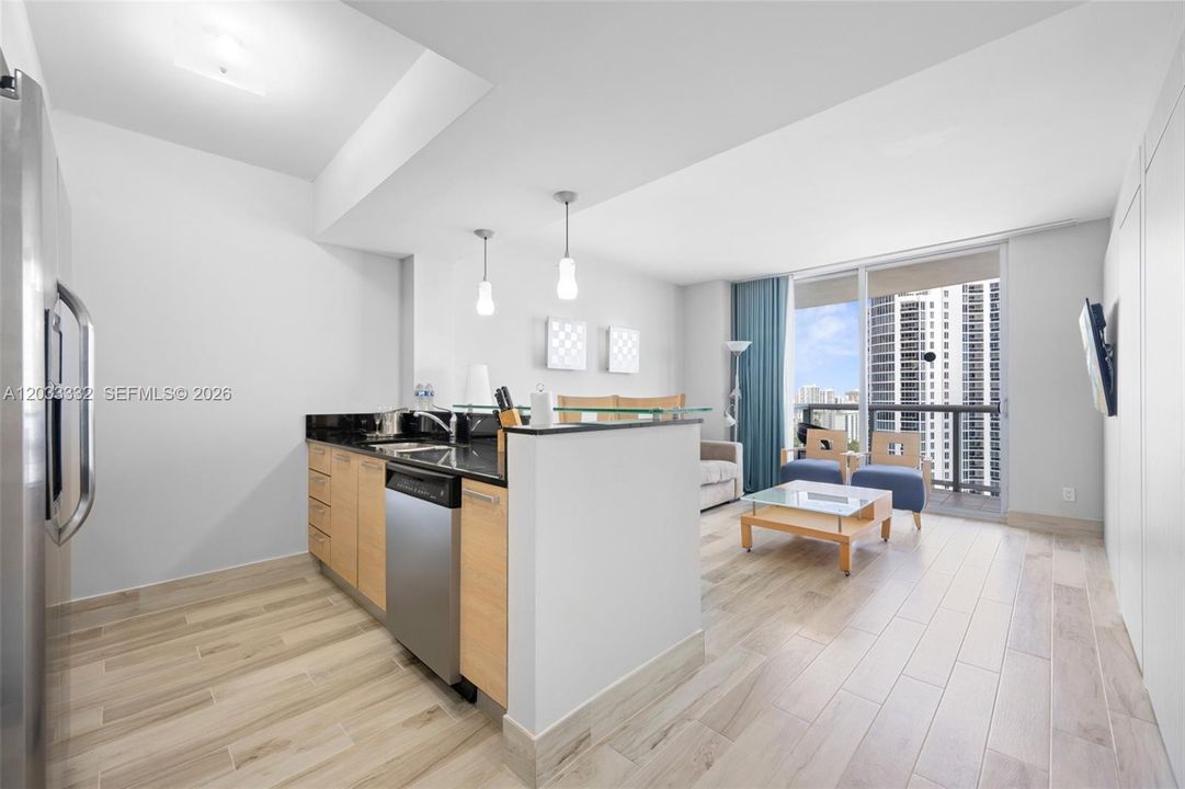 For Sale: $690,000 (1 beds, 1 baths, 688 Square Feet)