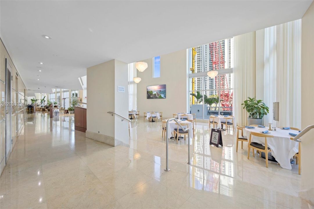 For Sale: $690,000 (1 beds, 1 baths, 688 Square Feet)