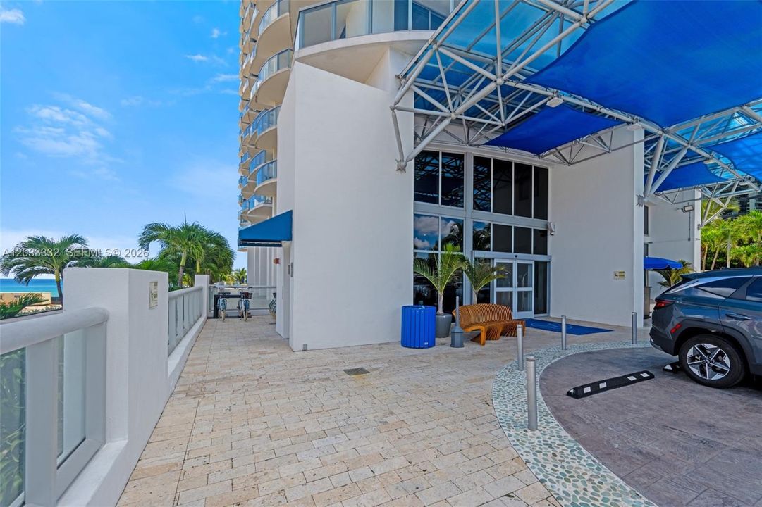 For Sale: $690,000 (1 beds, 1 baths, 688 Square Feet)