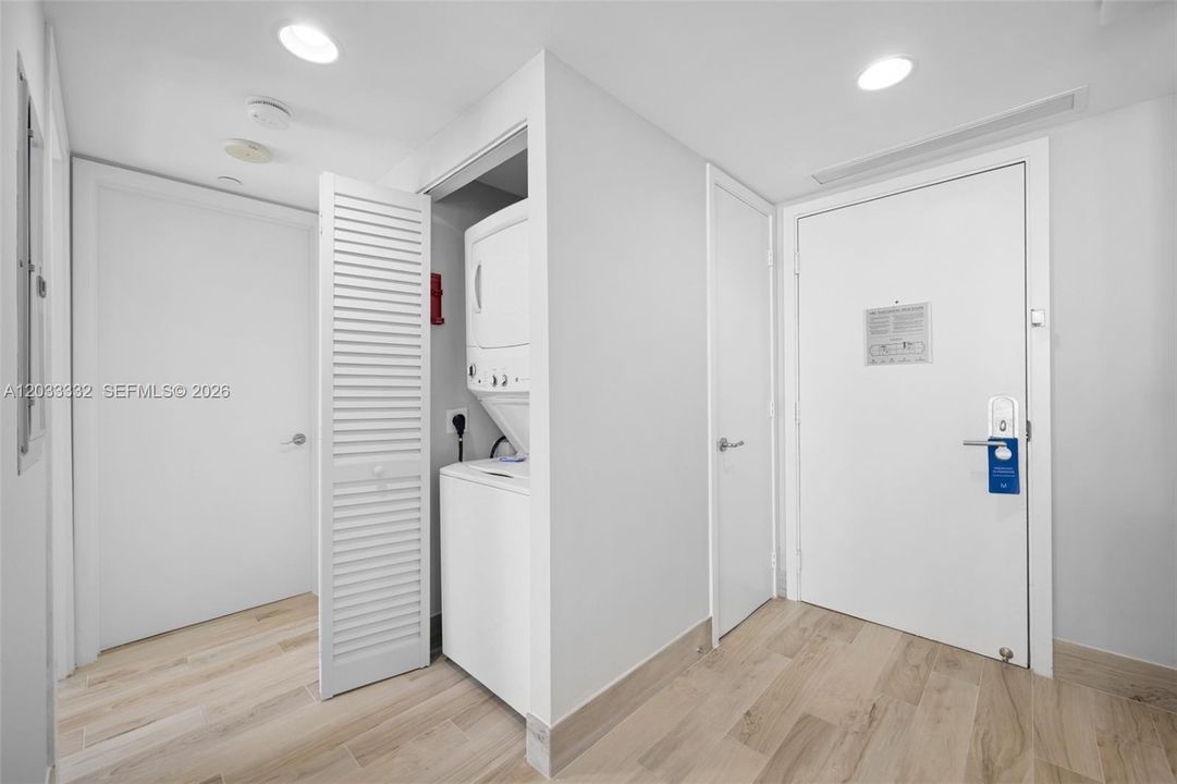 For Sale: $690,000 (1 beds, 1 baths, 688 Square Feet)