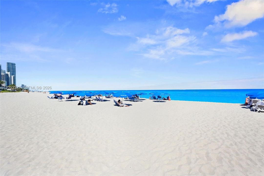 For Sale: $690,000 (1 beds, 1 baths, 688 Square Feet)