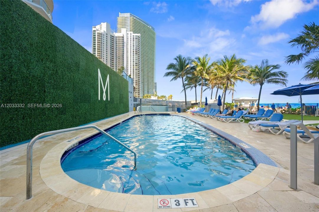 For Sale: $690,000 (1 beds, 1 baths, 688 Square Feet)
