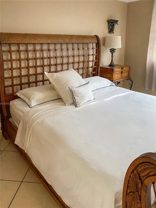 For Rent: $2,850 (1 beds, 2 baths, 918 Square Feet)