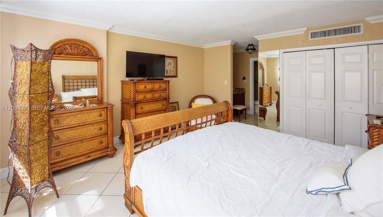 For Rent: $2,850 (1 beds, 2 baths, 918 Square Feet)