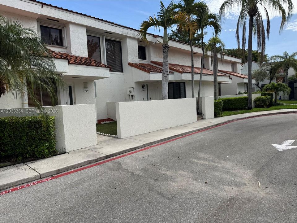 For Rent: $2,650 (2 beds, 2 baths, 930 Square Feet)