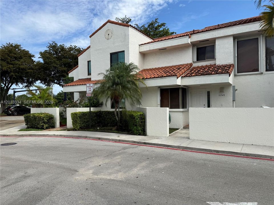 For Rent: $2,650 (2 beds, 2 baths, 930 Square Feet)
