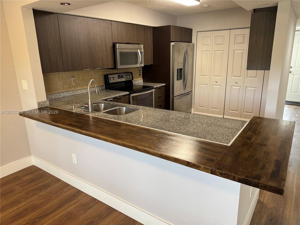For Rent: $2,650 (2 beds, 2 baths, 930 Square Feet)