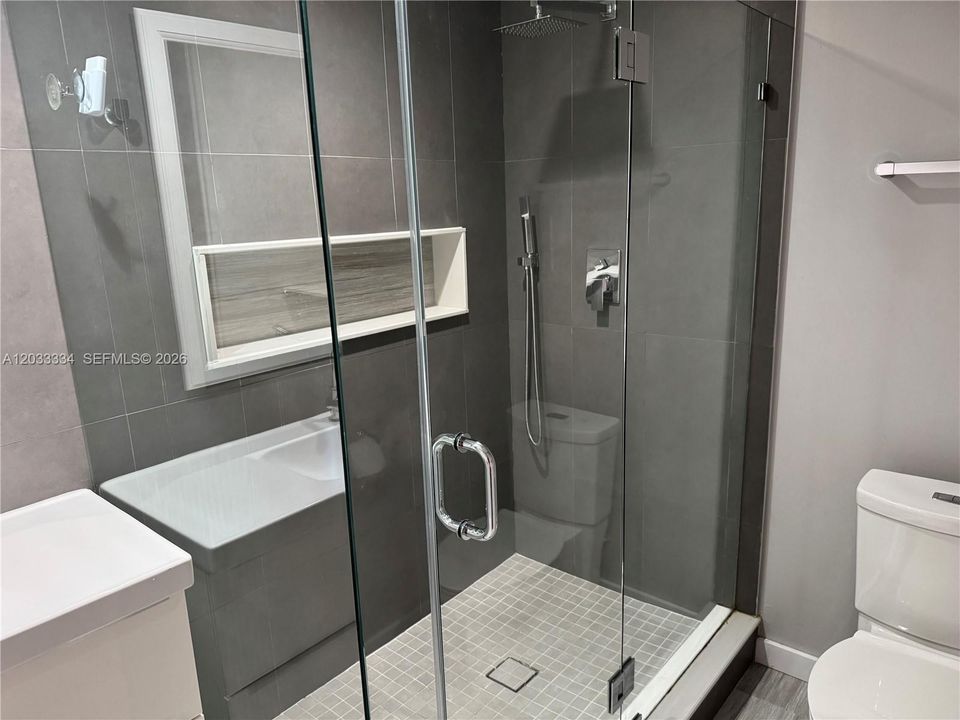 For Rent: $2,650 (2 beds, 2 baths, 930 Square Feet)