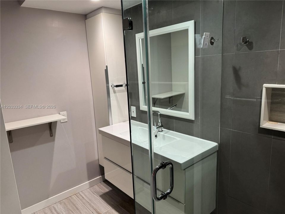 For Rent: $2,650 (2 beds, 2 baths, 930 Square Feet)