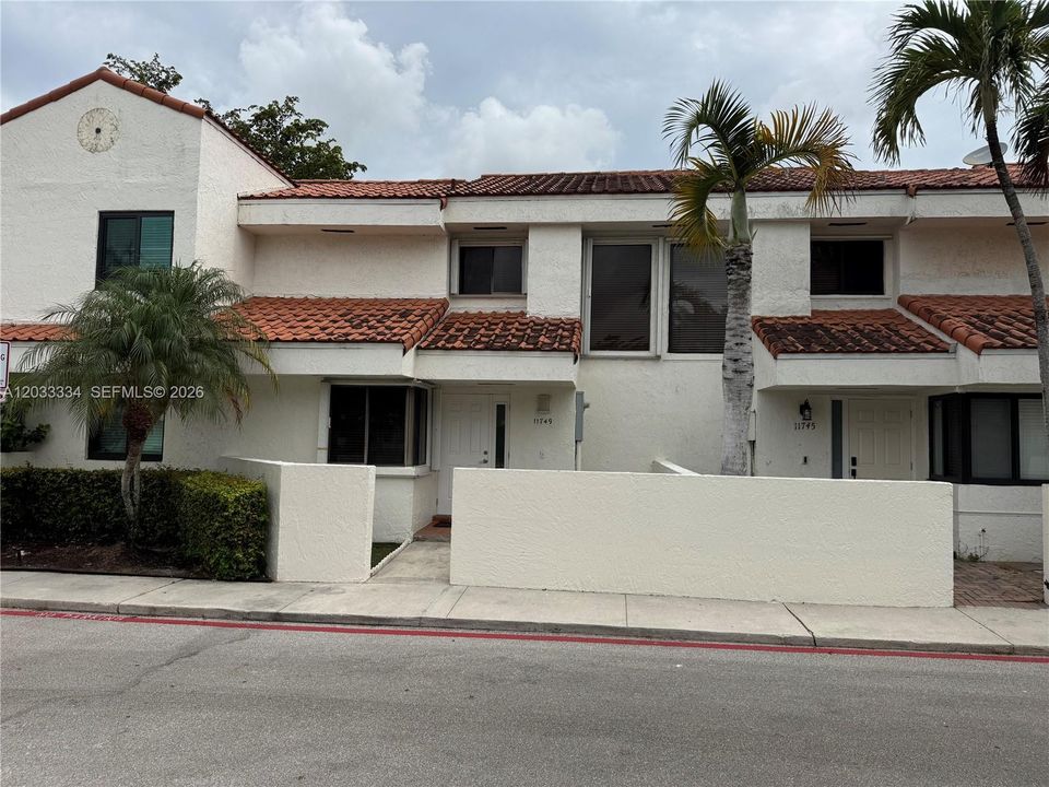 For Rent: $2,650 (2 beds, 2 baths, 930 Square Feet)