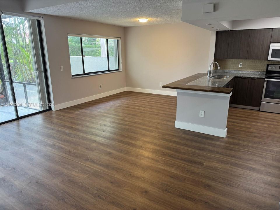 For Rent: $2,650 (2 beds, 2 baths, 930 Square Feet)