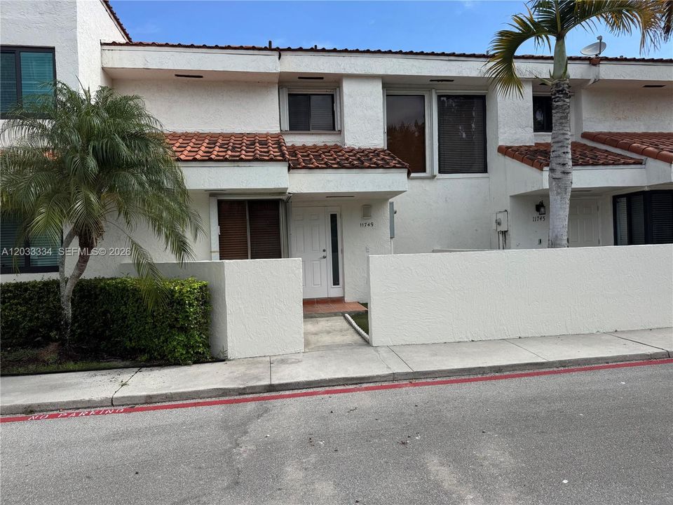 For Rent: $2,650 (2 beds, 2 baths, 930 Square Feet)
