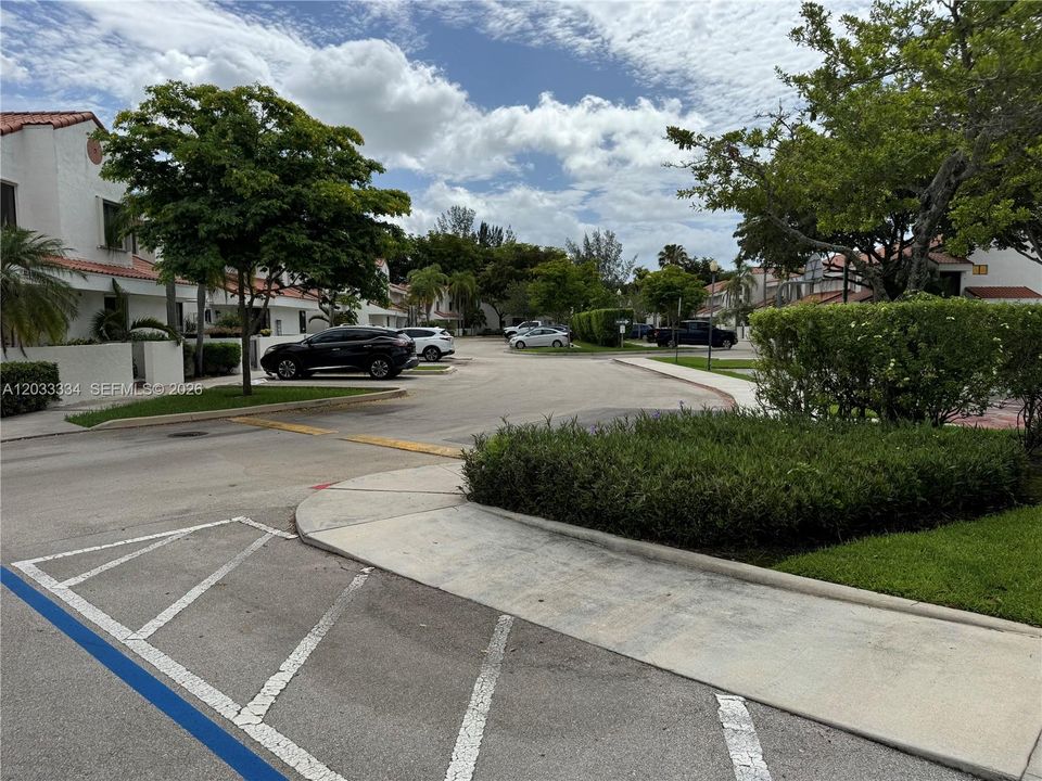 For Rent: $2,650 (2 beds, 2 baths, 930 Square Feet)
