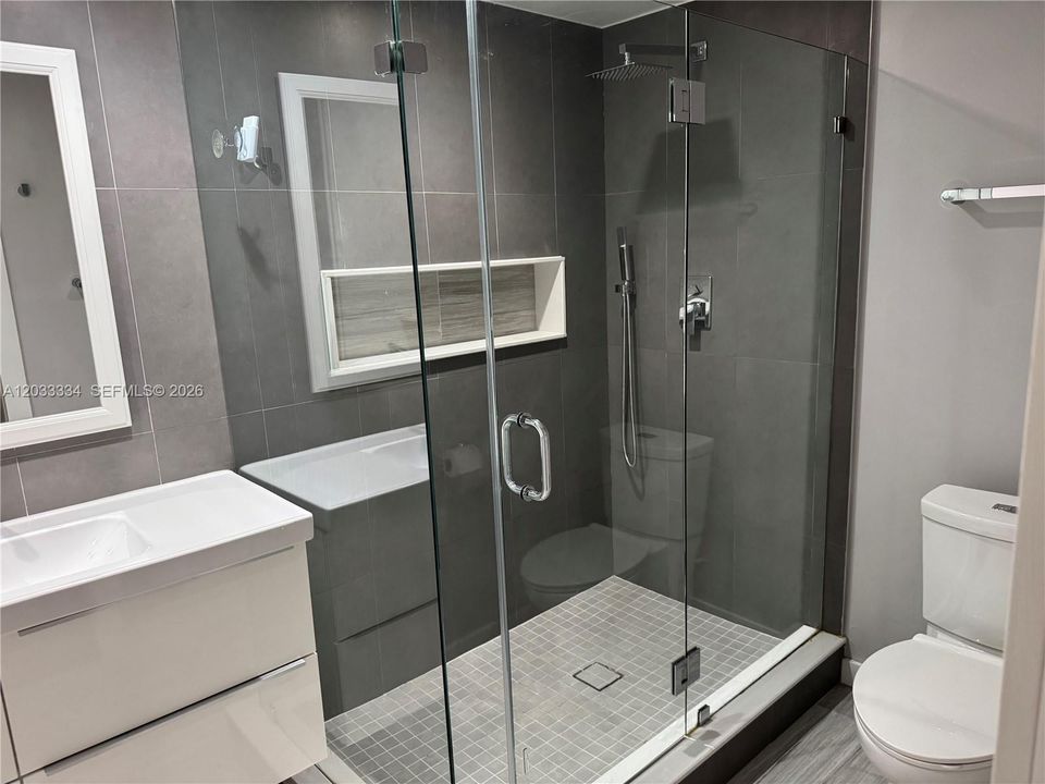 For Rent: $2,650 (2 beds, 2 baths, 930 Square Feet)