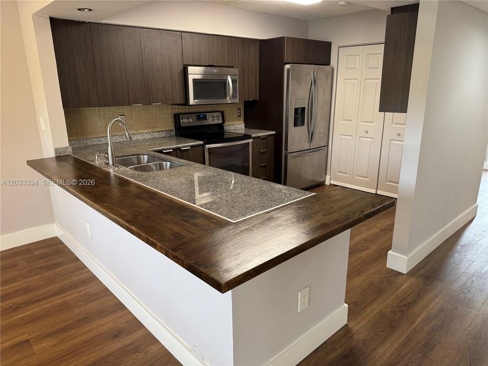 For Rent: $2,650 (2 beds, 2 baths, 930 Square Feet)