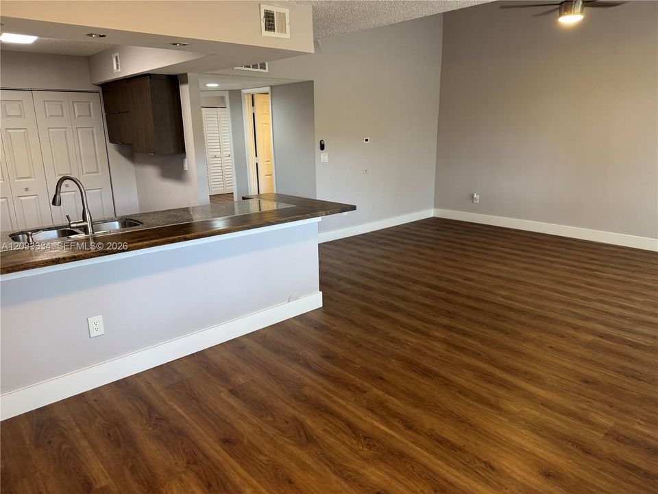 For Rent: $2,650 (2 beds, 2 baths, 930 Square Feet)