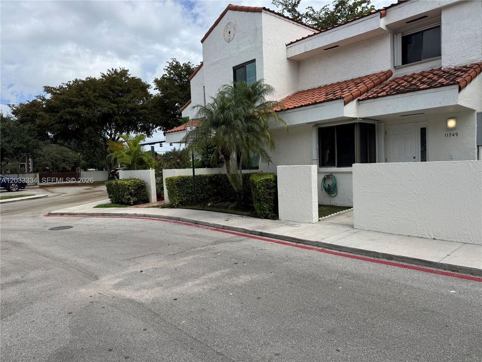 For Rent: $2,650 (2 beds, 2 baths, 930 Square Feet)
