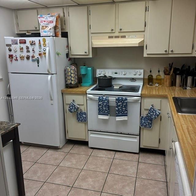 For Sale: $268,000 (2 beds, 2 baths, 936 Square Feet)