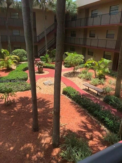 For Sale: $268,000 (2 beds, 2 baths, 936 Square Feet)