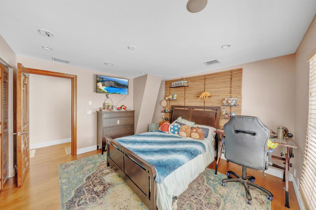 18 Guest Bedroom C (4)