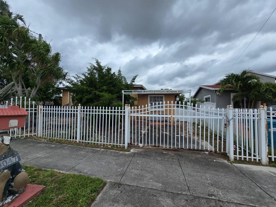 For Sale: $595,000 (6 beds, 3 baths, 2205 Square Feet)