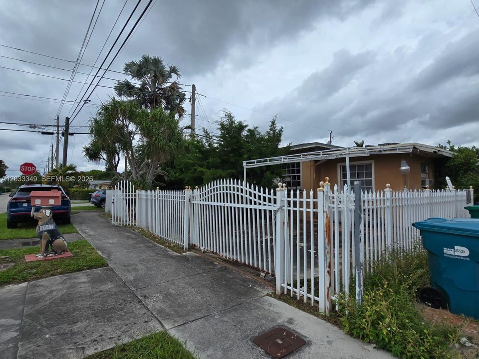 For Sale: $595,000 (6 beds, 3 baths, 2205 Square Feet)