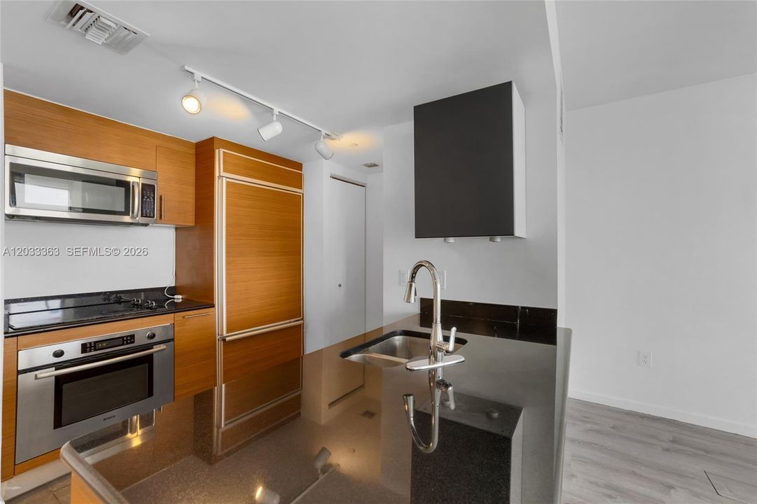 For Sale: $460,000 (1 beds, 1 baths, 800 Square Feet)