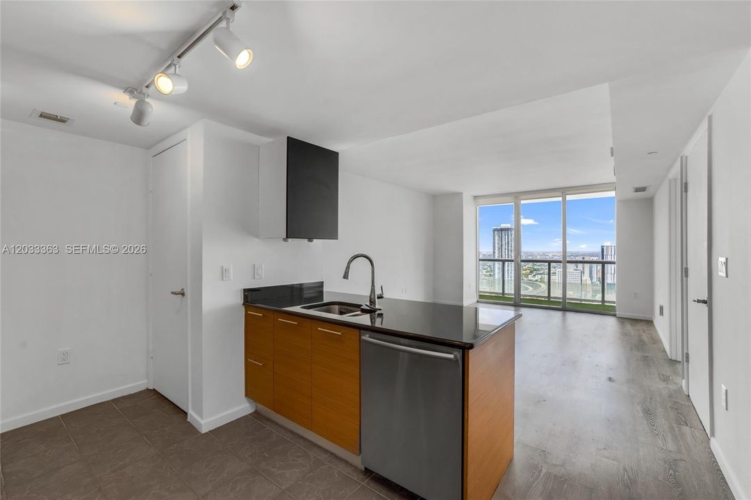 For Sale: $460,000 (1 beds, 1 baths, 800 Square Feet)