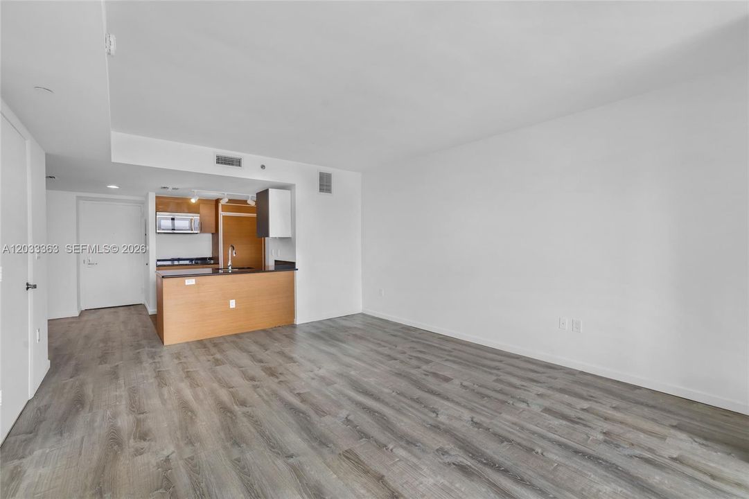 For Sale: $460,000 (1 beds, 1 baths, 800 Square Feet)