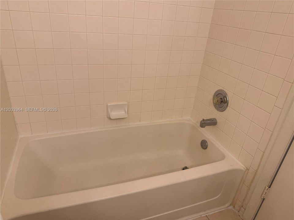 For Rent: $2,050 (2 beds, 2 baths, 963 Square Feet)
