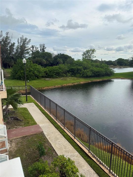 For Rent: $2,050 (2 beds, 2 baths, 963 Square Feet)