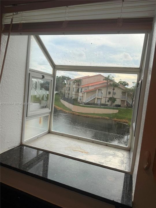 For Rent: $2,050 (2 beds, 2 baths, 963 Square Feet)