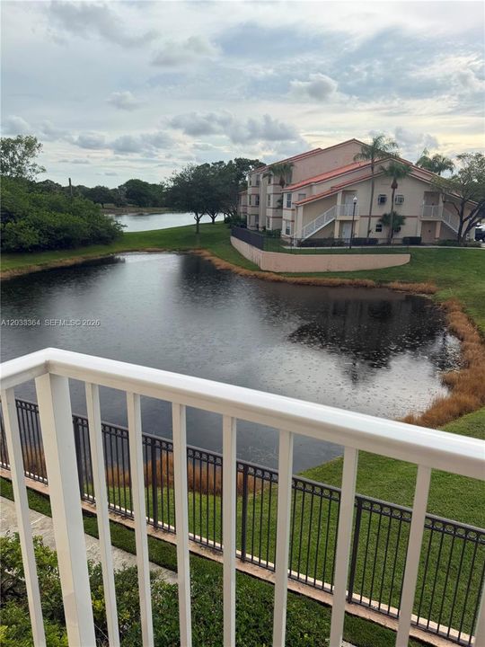 For Rent: $2,050 (2 beds, 2 baths, 963 Square Feet)