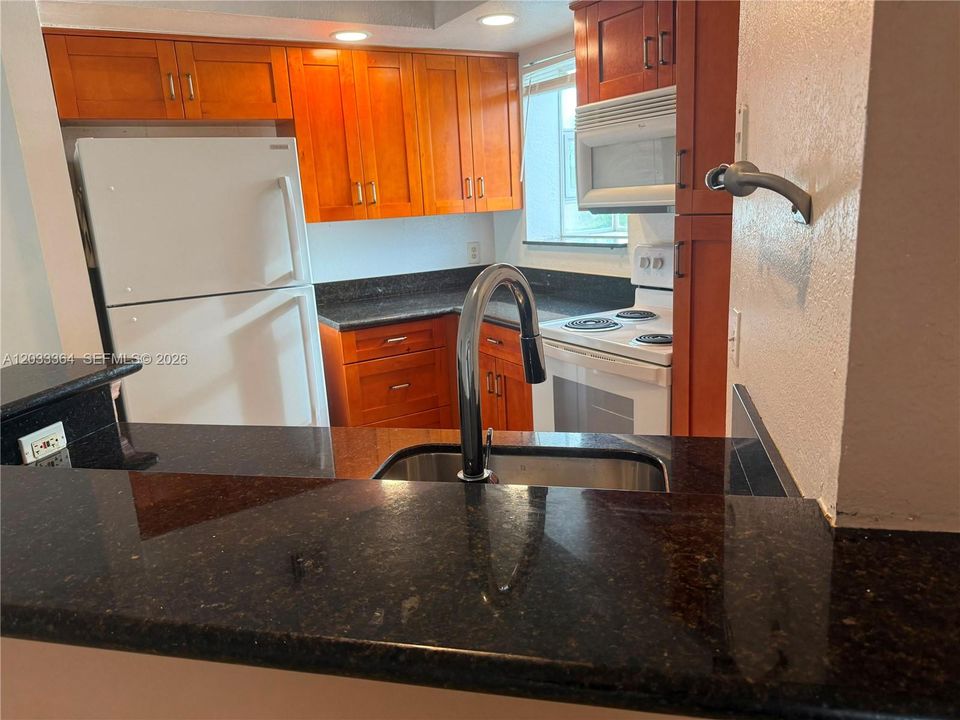 For Rent: $2,050 (2 beds, 2 baths, 963 Square Feet)